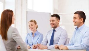 Bewerbungsgespräch mit drei Fachkräften und einer Bewerberin