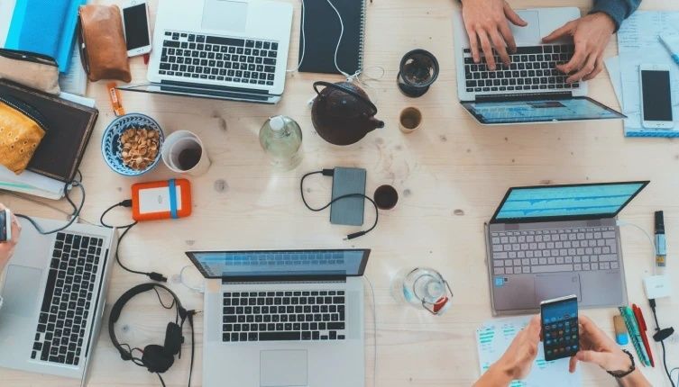 Arbeitsplatz mit Laptops, Smartphone und Notizen für digitales Lernen